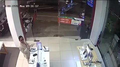 Mac vest chinh te, vao cua hang trom dien thoai xin hinh anh