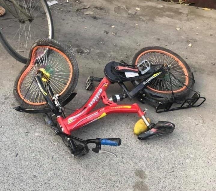 2 dua tre bi xe ban tai tong, em trai 7 tuoi chet, chi nguy kich hinh anh