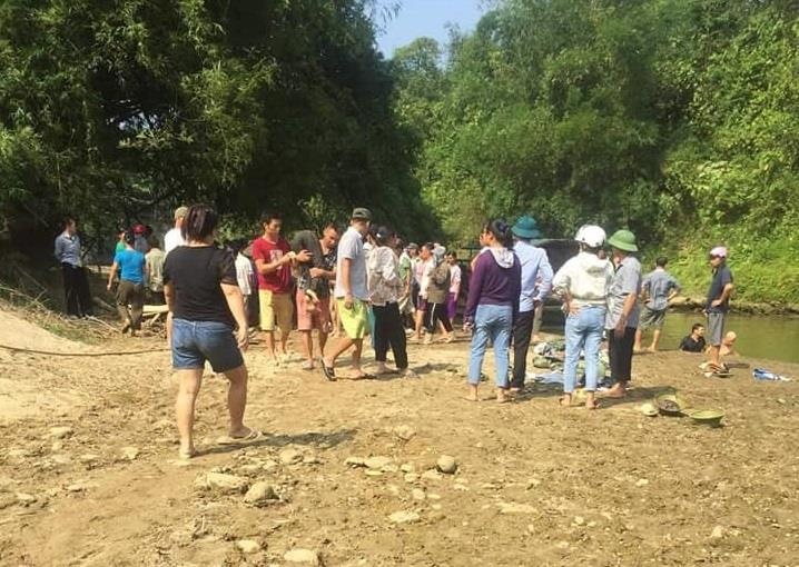 4 hoc sinh duoi nuoc anh 1