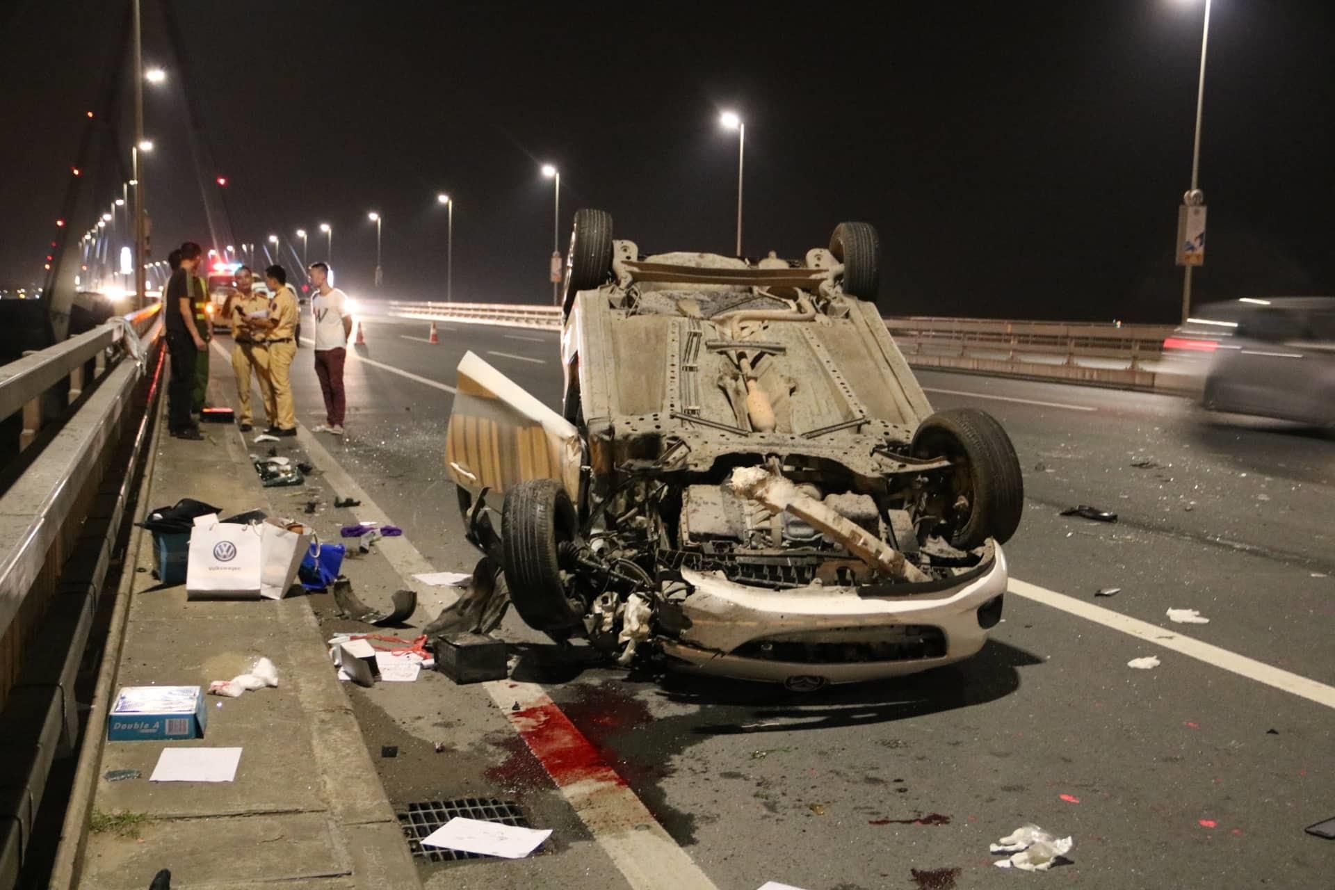 Mazda lat ngua tren cau Nhat Tan anh 1