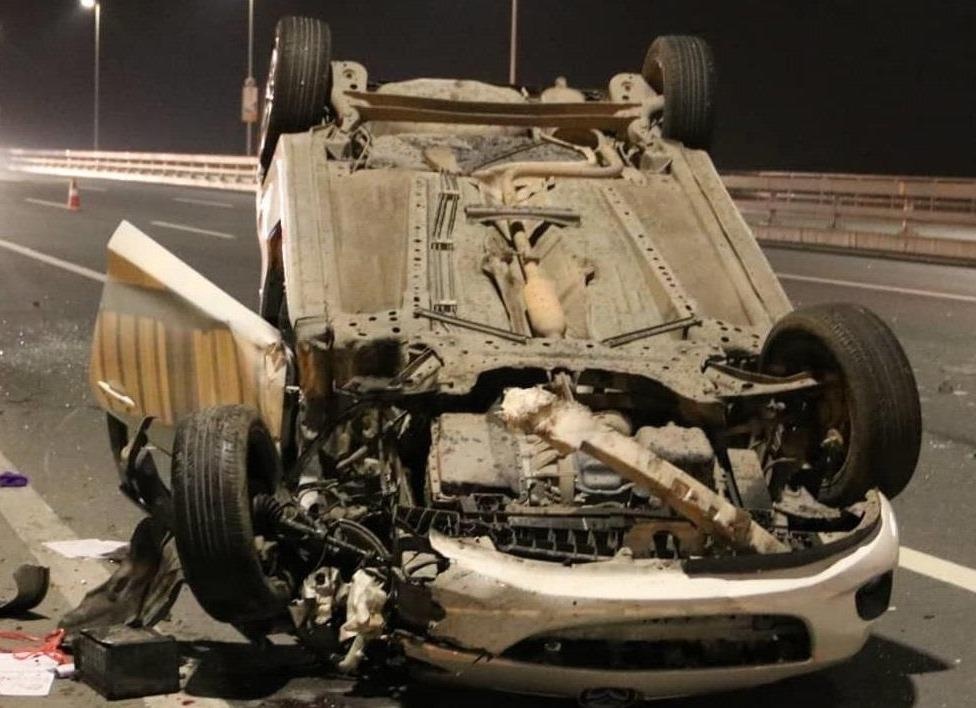 Mazda lat ngua tren cau Nhat Tan, nu tai xe nguy kich hinh anh