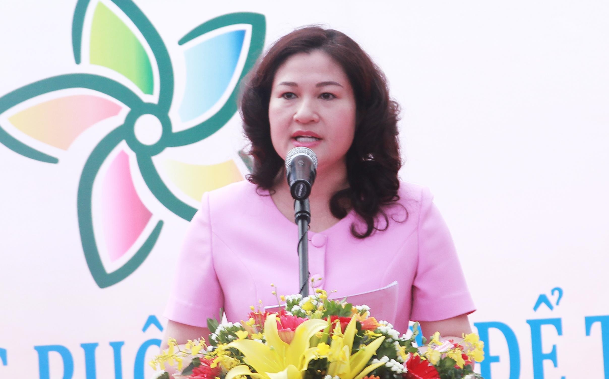 Hon 1 trieu tre em Viet Nam phai lam viec tren dong ruong hinh anh