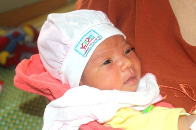 Be gai so sinh bi bo roi trong dem truoc cong chua Tranh hinh anh