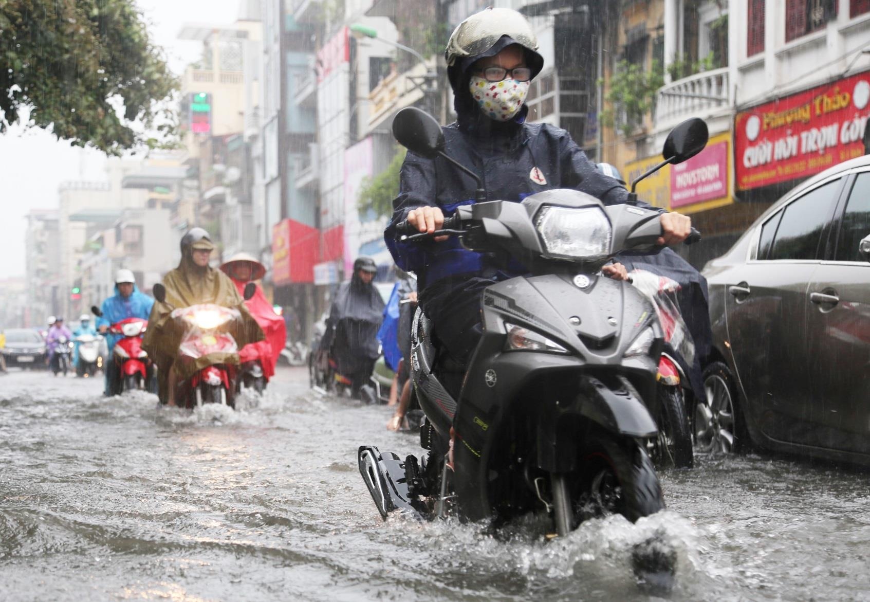 Ket thuc nang nong, Ha Noi don mua lon vao cuoi tuan hinh anh