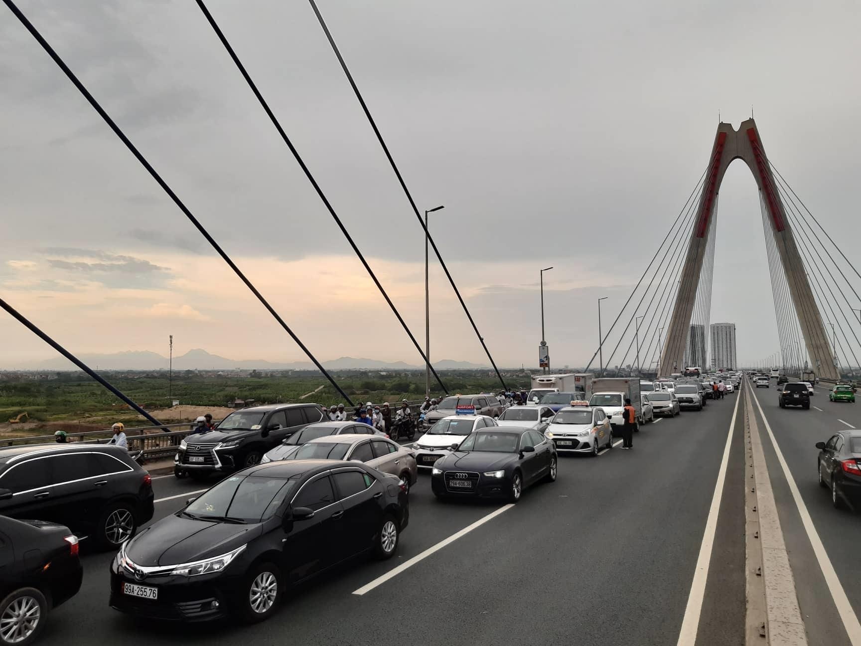 tai nạn trên cầu Nhật Tân ảnh 2 tai nan tren cau Nhat Tan anh 2