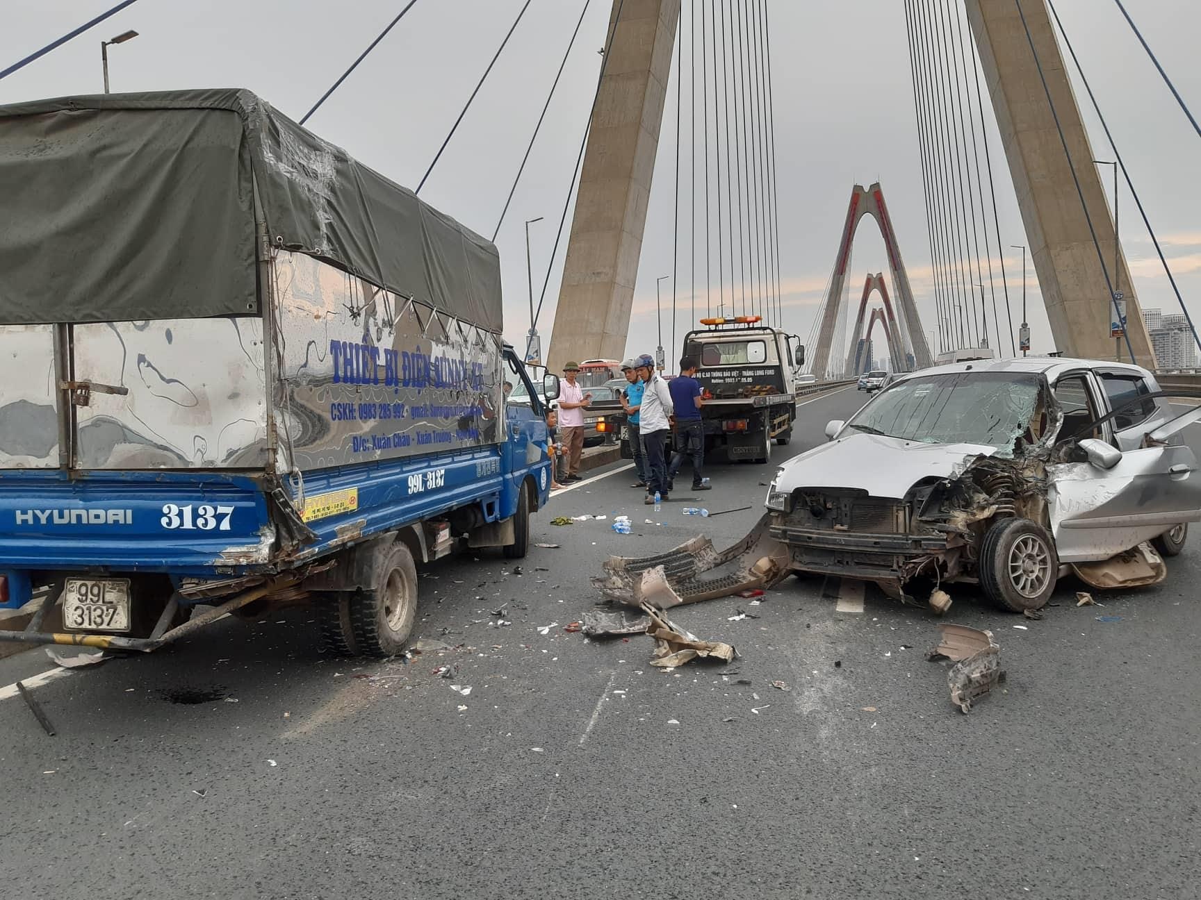 tai nạn trên cầu Nhật Tân ảnh 1 tai nan tren cau Nhat Tan anh 1