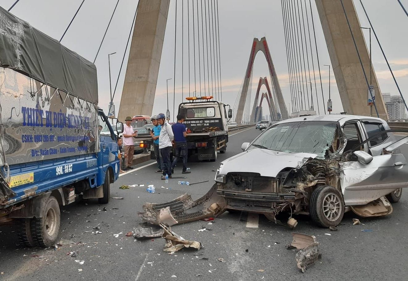 KIA Morning tong xe tai giua cau Nhat Tan gay un tac hang km hinh anh