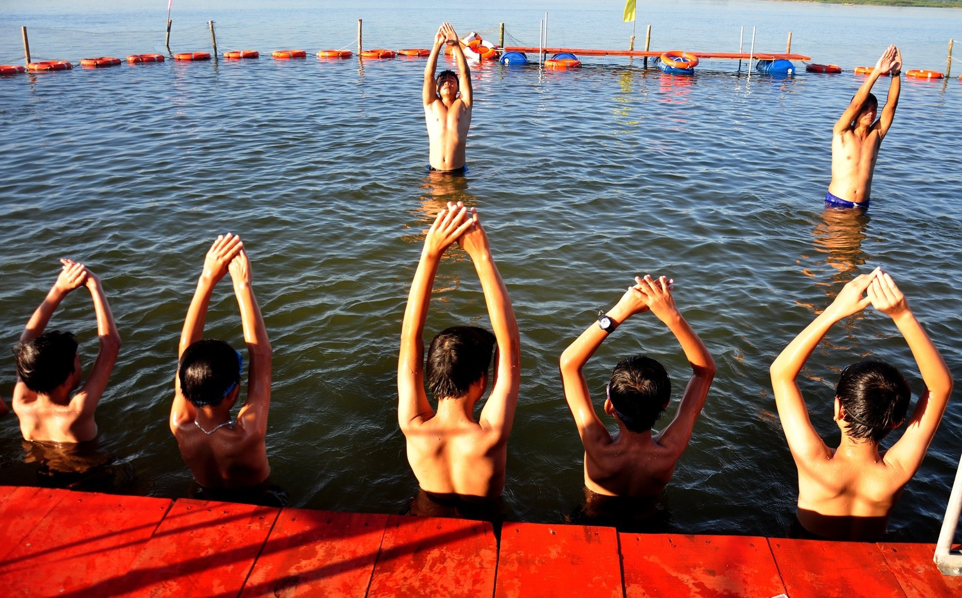 Khong can be boi hien dai de tre hoc cach cuu minh khi duoi nuoc hinh anh