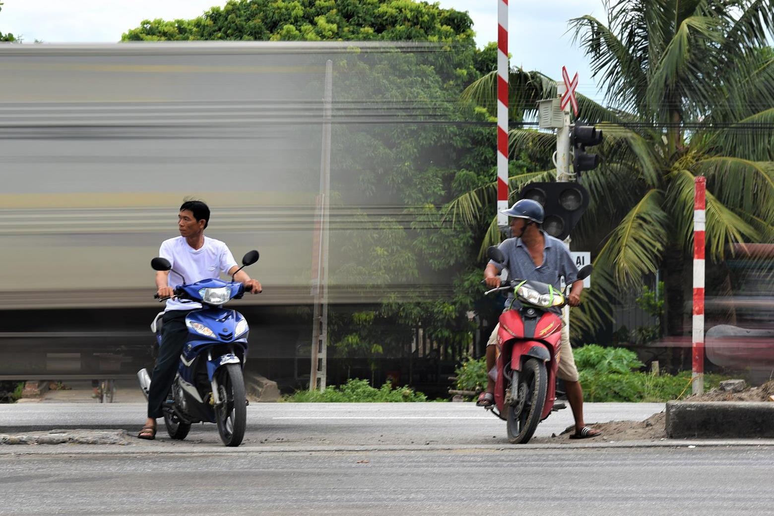 Nguoi dan van lieu minh bang qua doan quoc lo 5 vua xay ra tai nan hinh anh