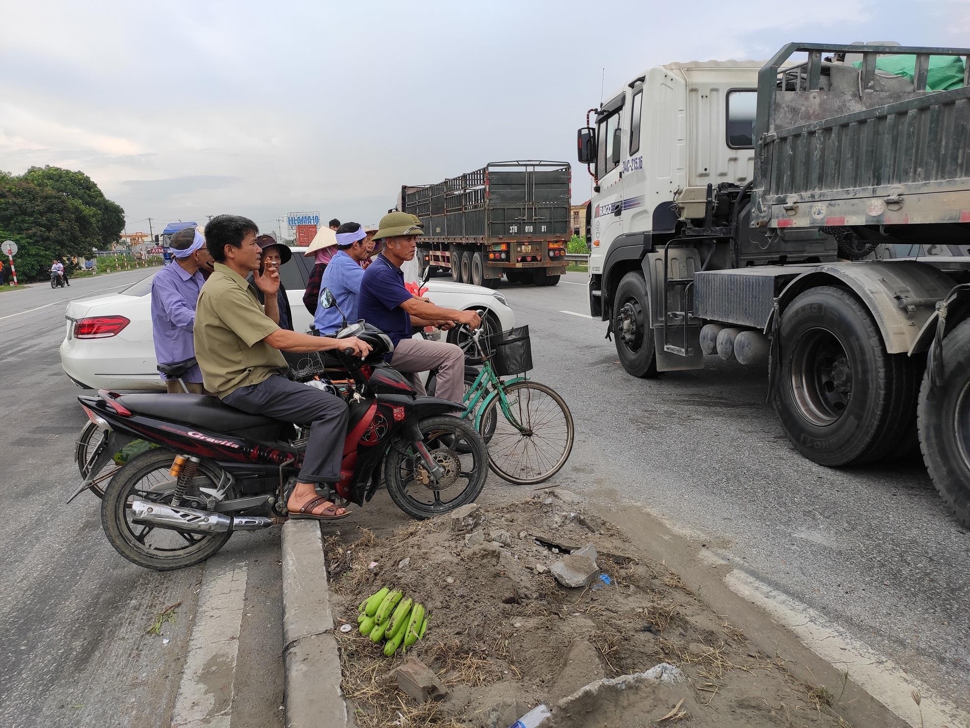 'Cho chung toi xin mot cai cau vuot khong thi chet het' hinh anh