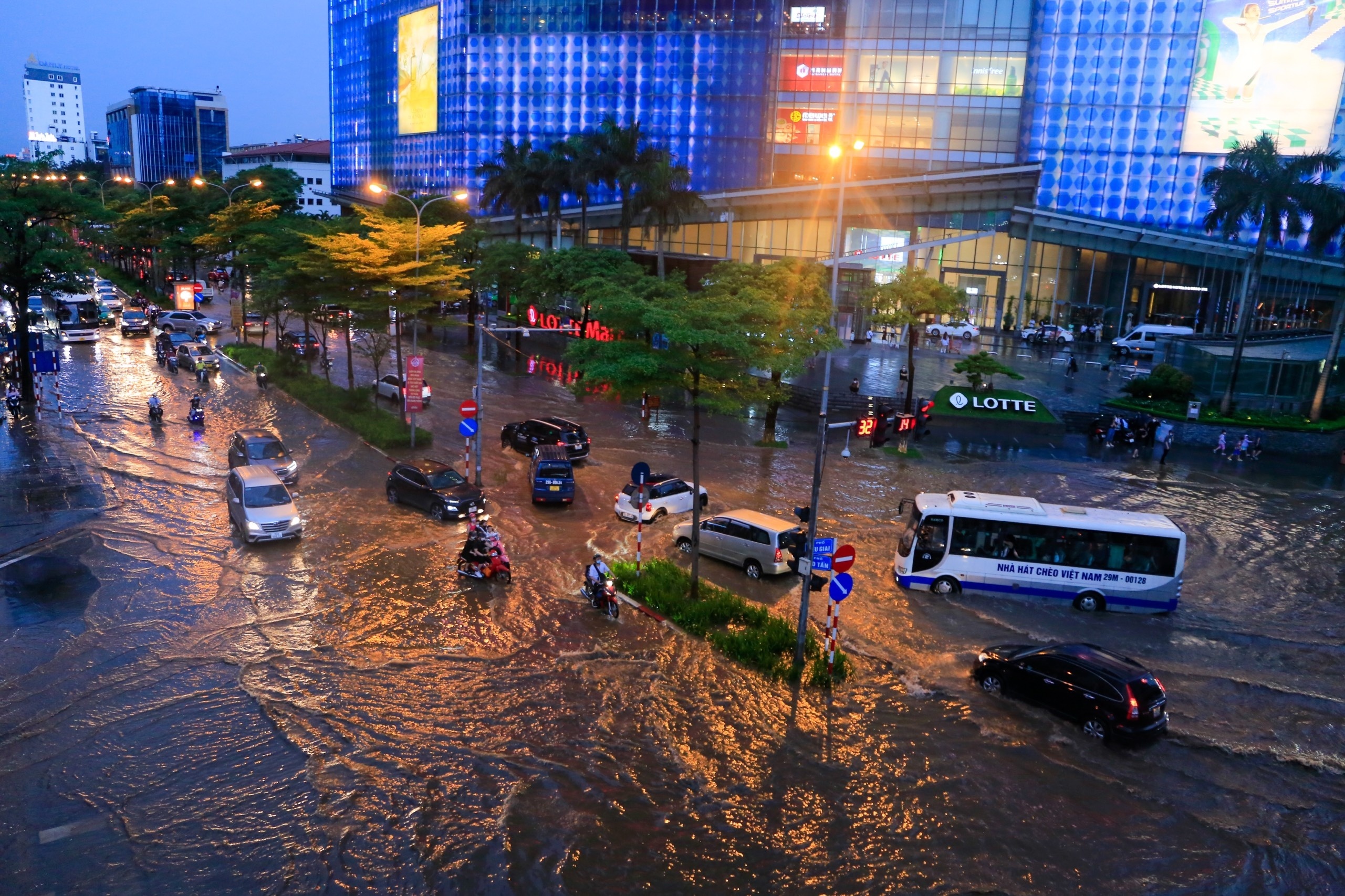 Mien Bac mua lon 2 ngay cuoi tuan hinh anh