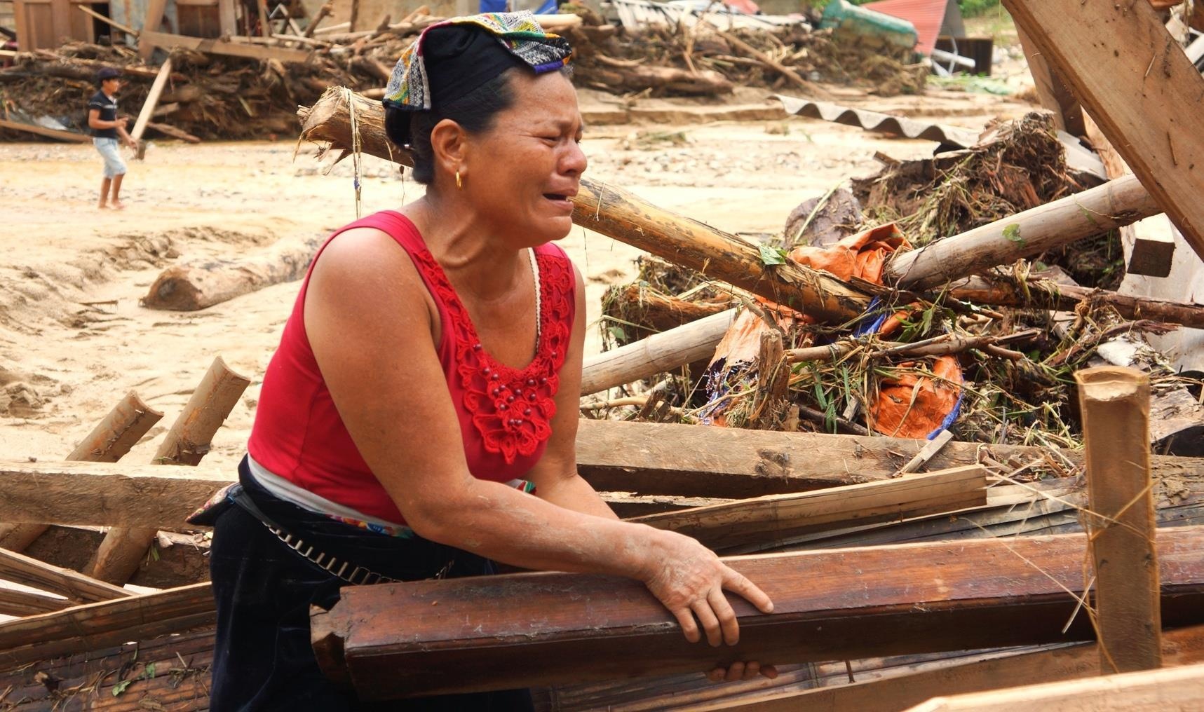 Vi sao bao do bo ven bien, nhieu nguoi chet o mien nui? hinh anh