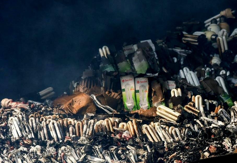 'Chay amalgam trong bong den Rang Dong, thuy ngan van phat tan' hinh anh