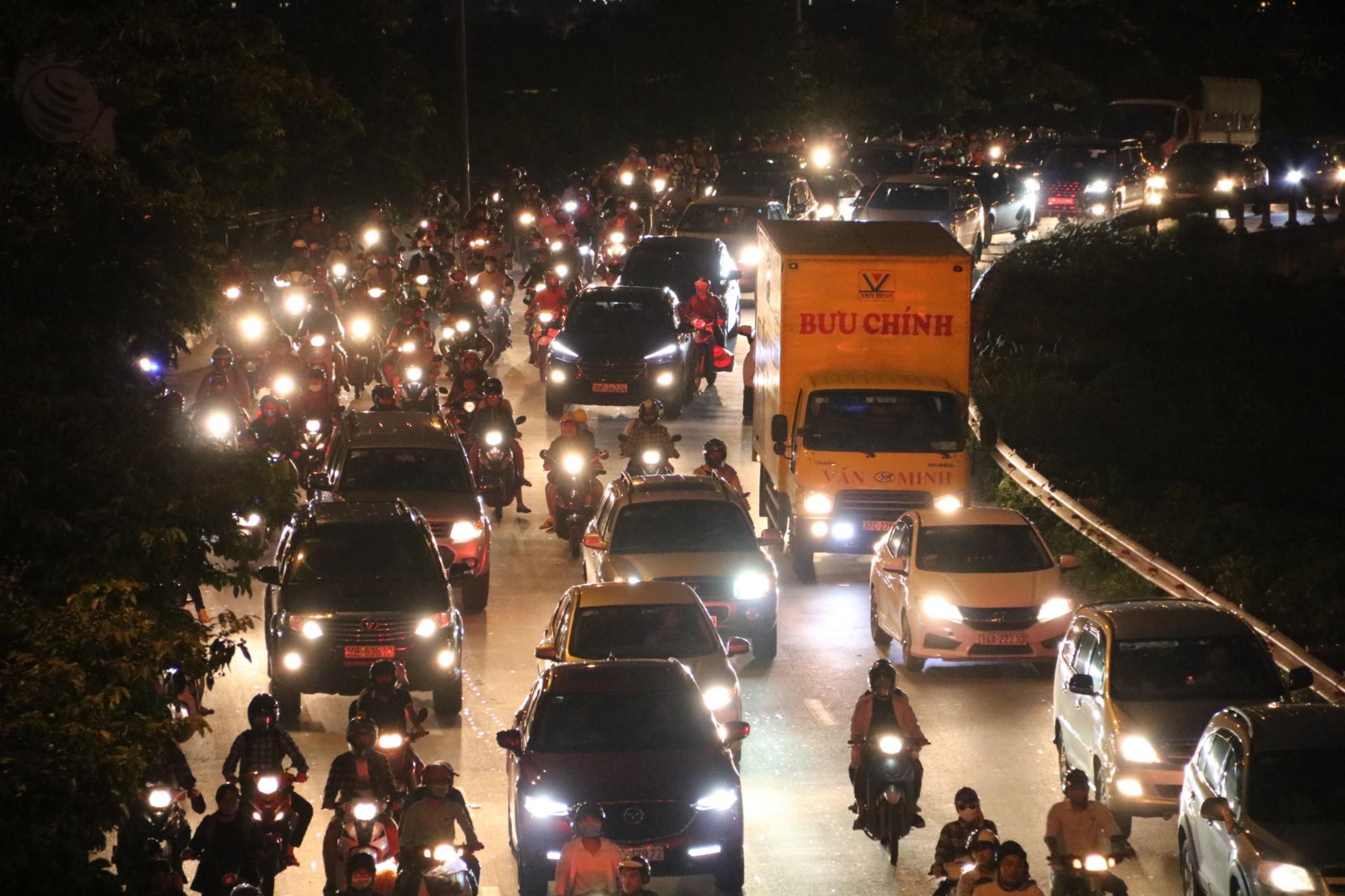 Ket xe keo dai tai cua ngo Ha Noi chieu 2/9 hinh anh