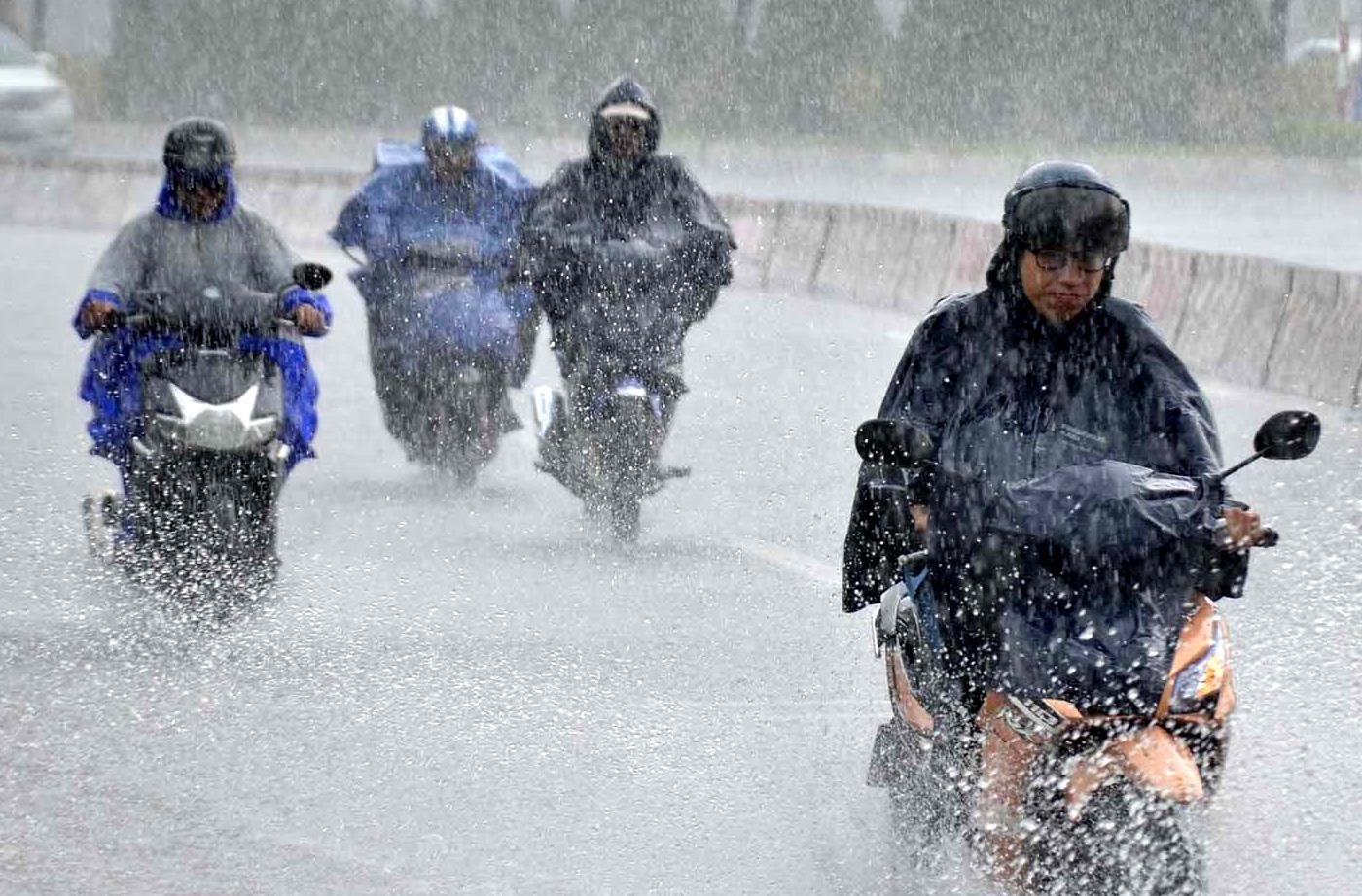 Ap thap nhiet doi vao dat lien, mien Trung mua lon hinh anh