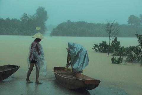 Trung Bo va Nam Bo mua lon trong ngay khai giang, Bac Bo nang rao hinh anh