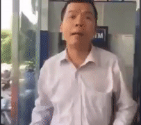 Ke con do danh nguoi nhac nho xep hang o cay ATM trinh dien cong an hinh anh