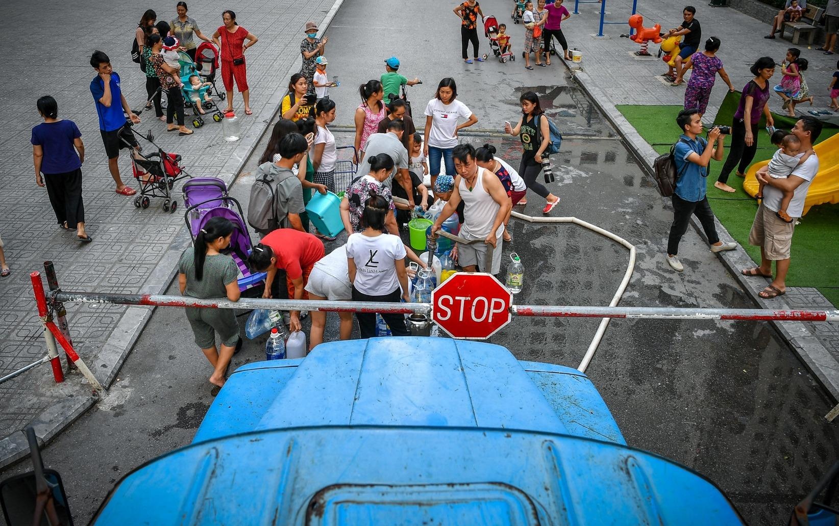 Ha Noi xu ly su co o nhiem nuoc sach rat bi dong, cham tre hinh anh