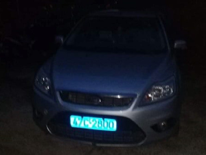 Xe bien xanh chay dich vu dam cuoi hinh anh