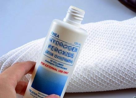 Be 1 tuoi tu vong do uong nham nuoc tay quan ao hinh anh