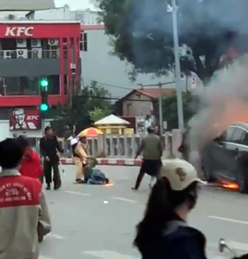 Cháy xe Mercedes ảnh 3 Chay xe Mercedes anh 3