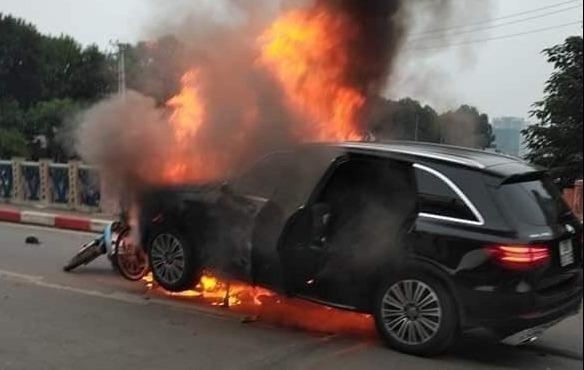 Luc keo nan nhan ra, chan phai anh ay dang boc chay hinh anh