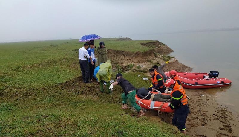 Thay nguoi chet, dan bao cong an thi thi the troi mat hinh anh