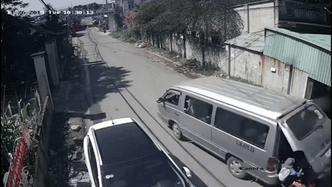 Tran tinh cua tai xe oto lam roi 3 hoc sinh xuong duong hinh anh