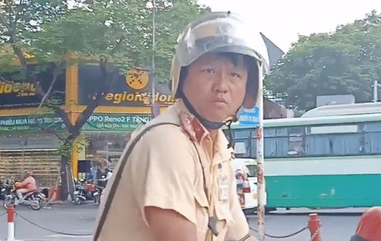 CSGT chui tuc khi bi quay clip hinh anh