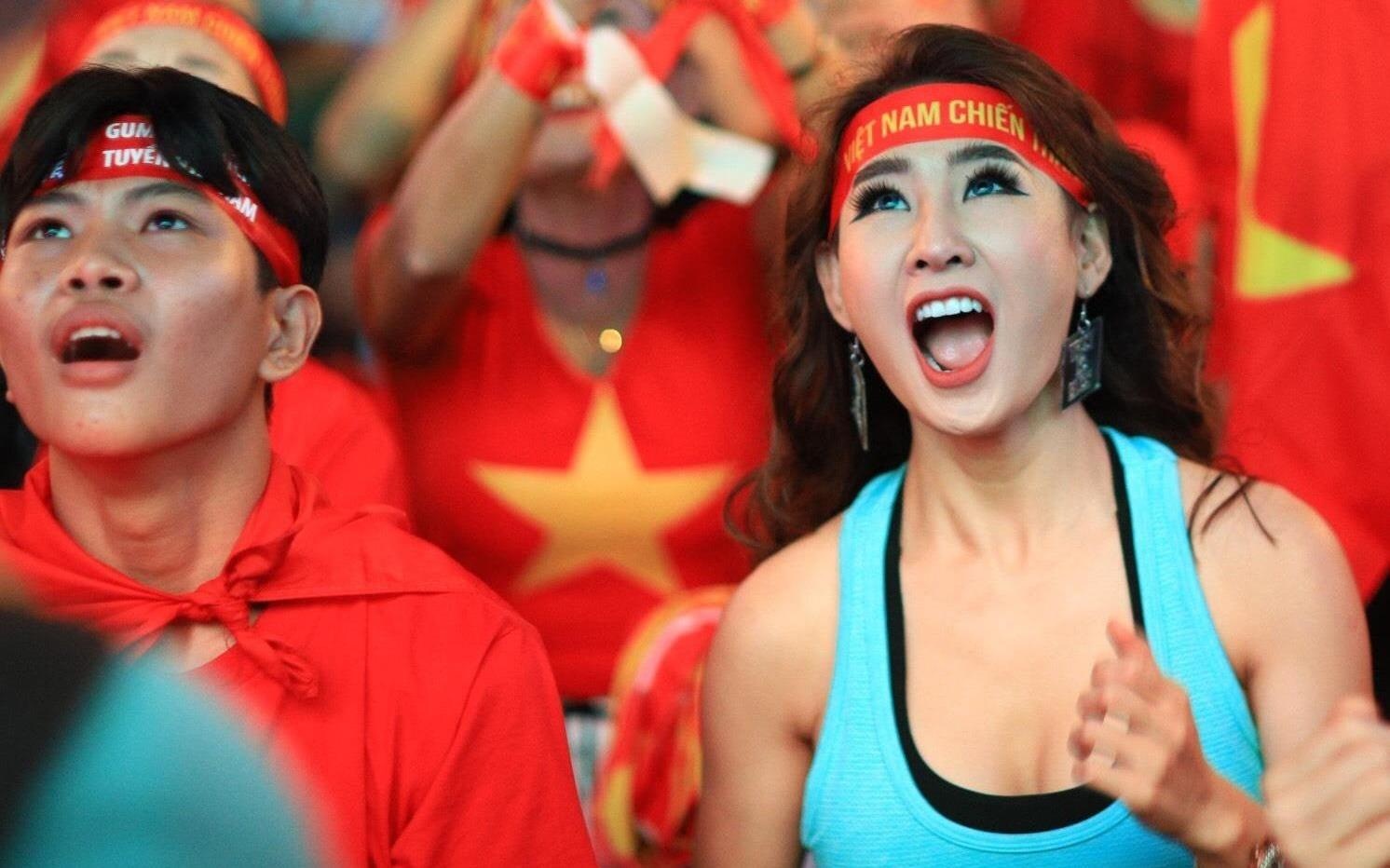 'Bien nguoi' o pho Nguyen Hue reo ho khi tuyen VN lien tuc ghi ban hinh anh