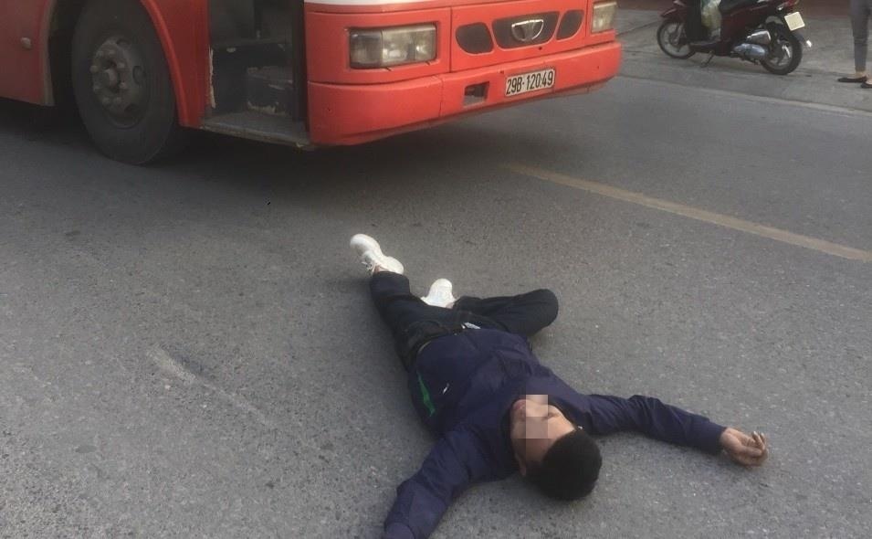 Nam thanh nien lao thang dau vao xe buyt tu tu hinh anh