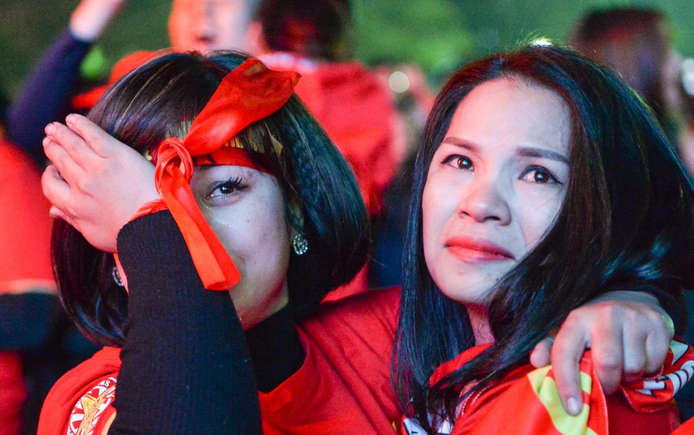 CDV roi nuoc mat hanh phuc khi U22 VN gianh HCV SEA Games hinh anh