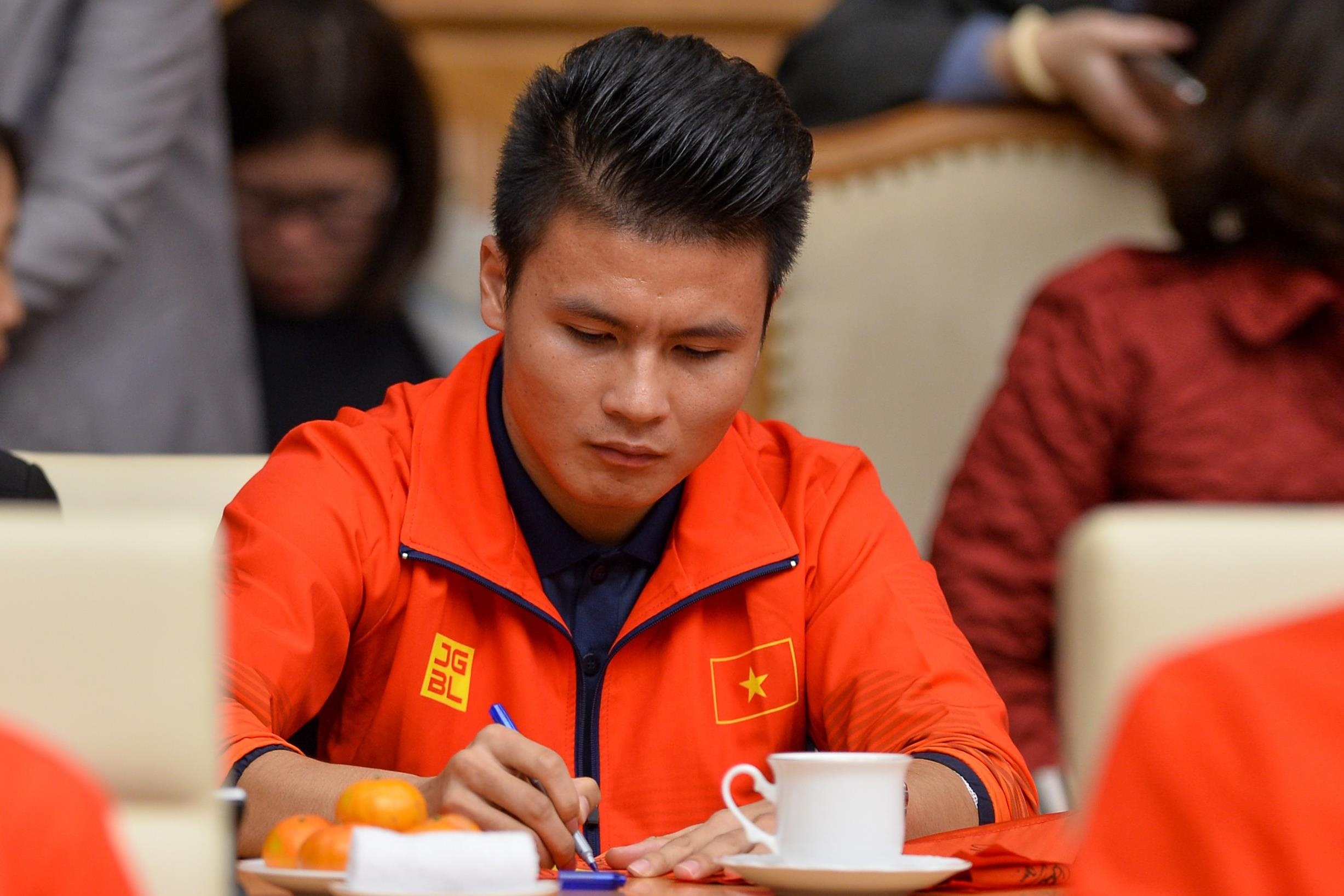 Thu tuong hoi tham chan thuong cua Quang Hai hinh anh