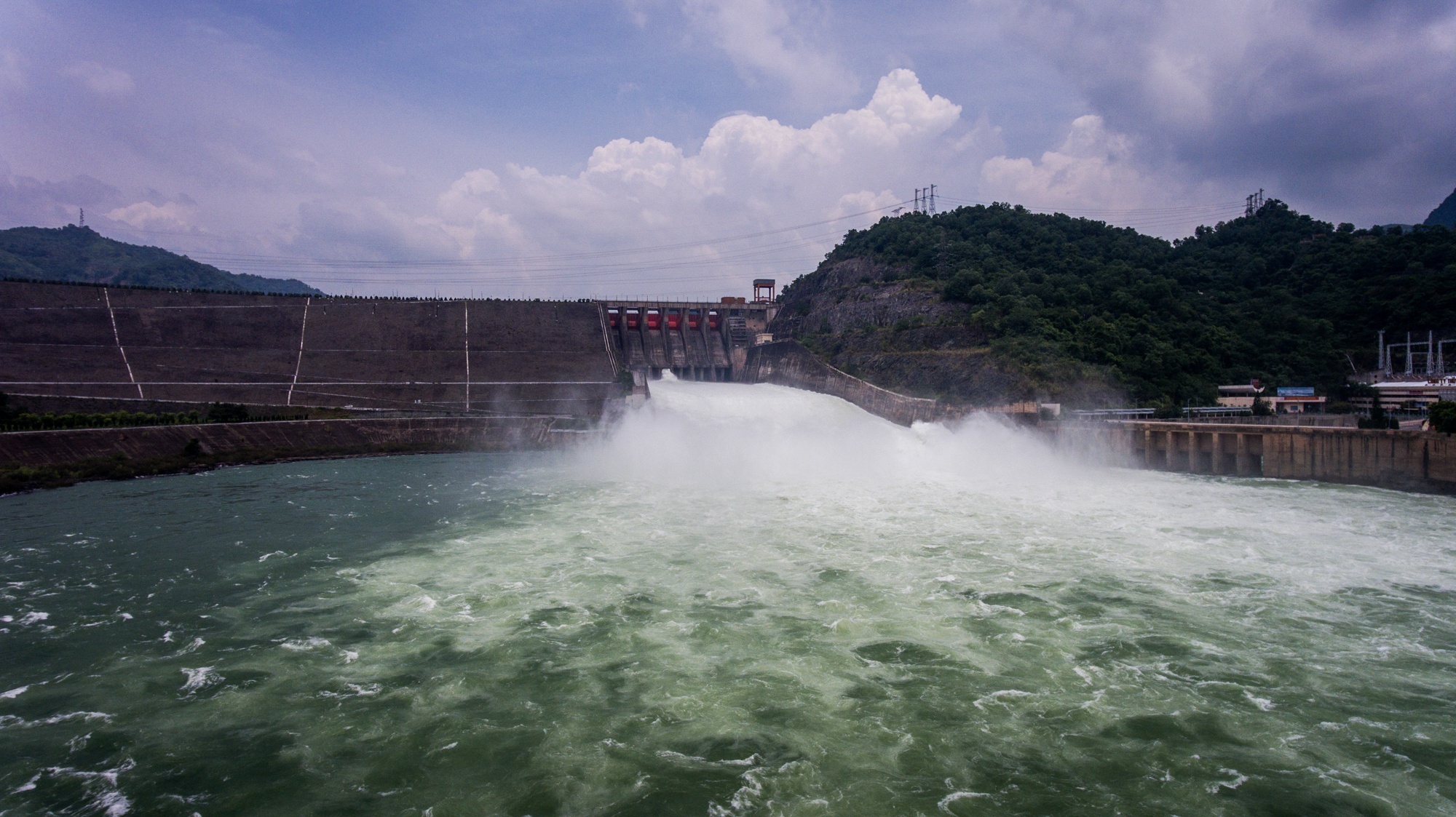 Muc nuoc thuy dien Hoa Binh thap nhat trong lich su van hanh nha may hinh anh