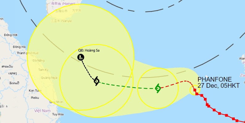Bao Phanfone duy tri suc manh sau 2 ngay vao Bien Dong hinh anh