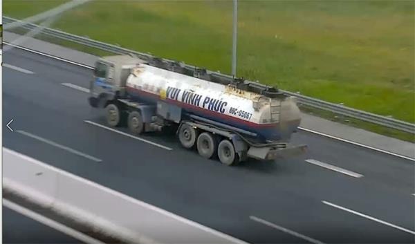 xe bon di lui tren cao toc anh 1