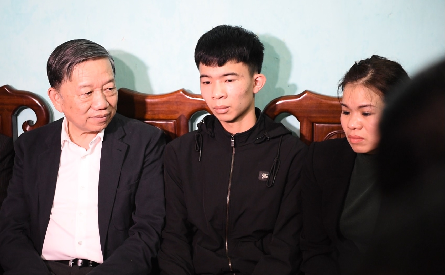 Bo truong To Lam den tham hoi gia dinh chien si hy sinh o Dong Tam hinh anh