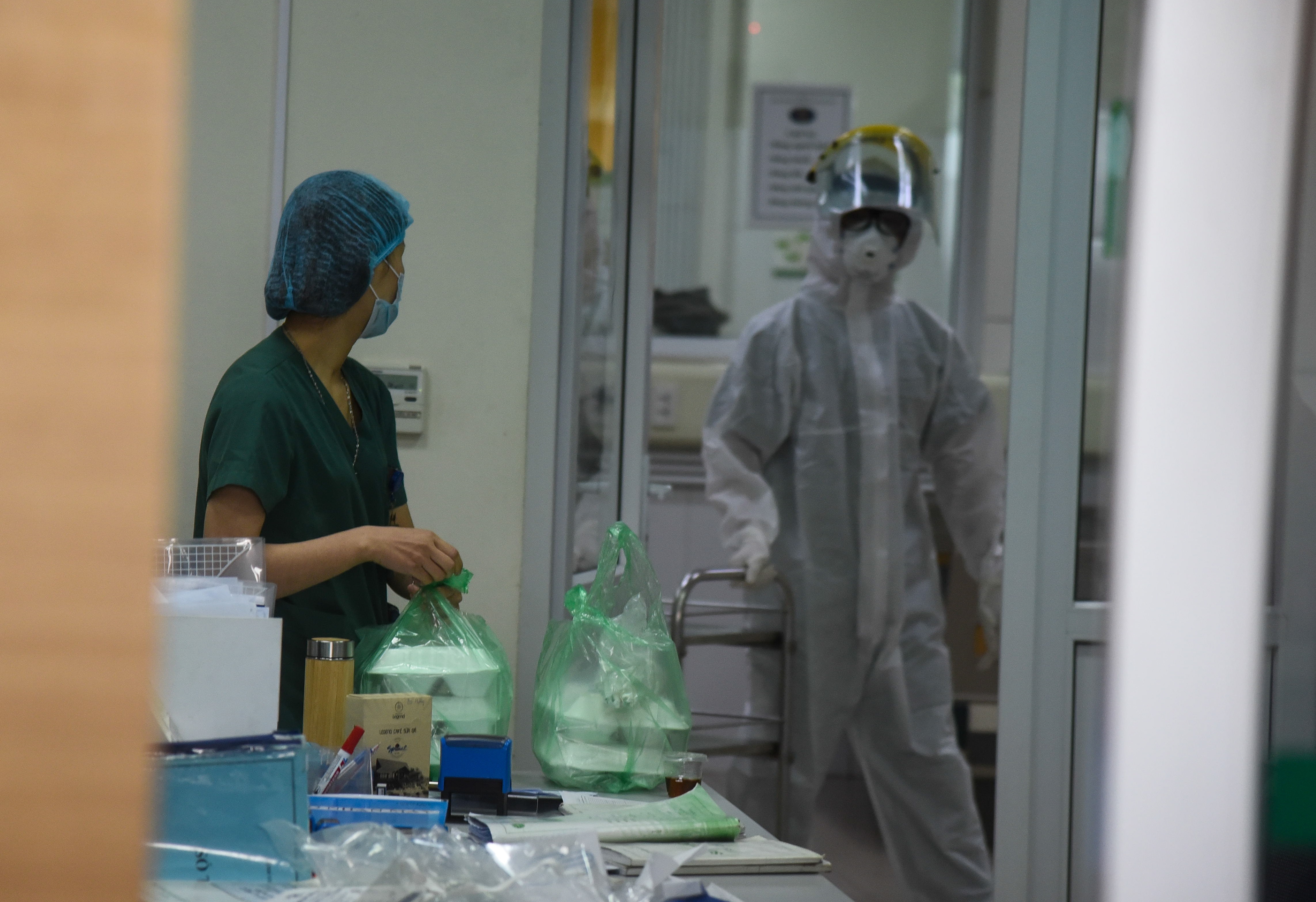 cuoc song trong phong cach ly benh nhan nhiem corona anh 2