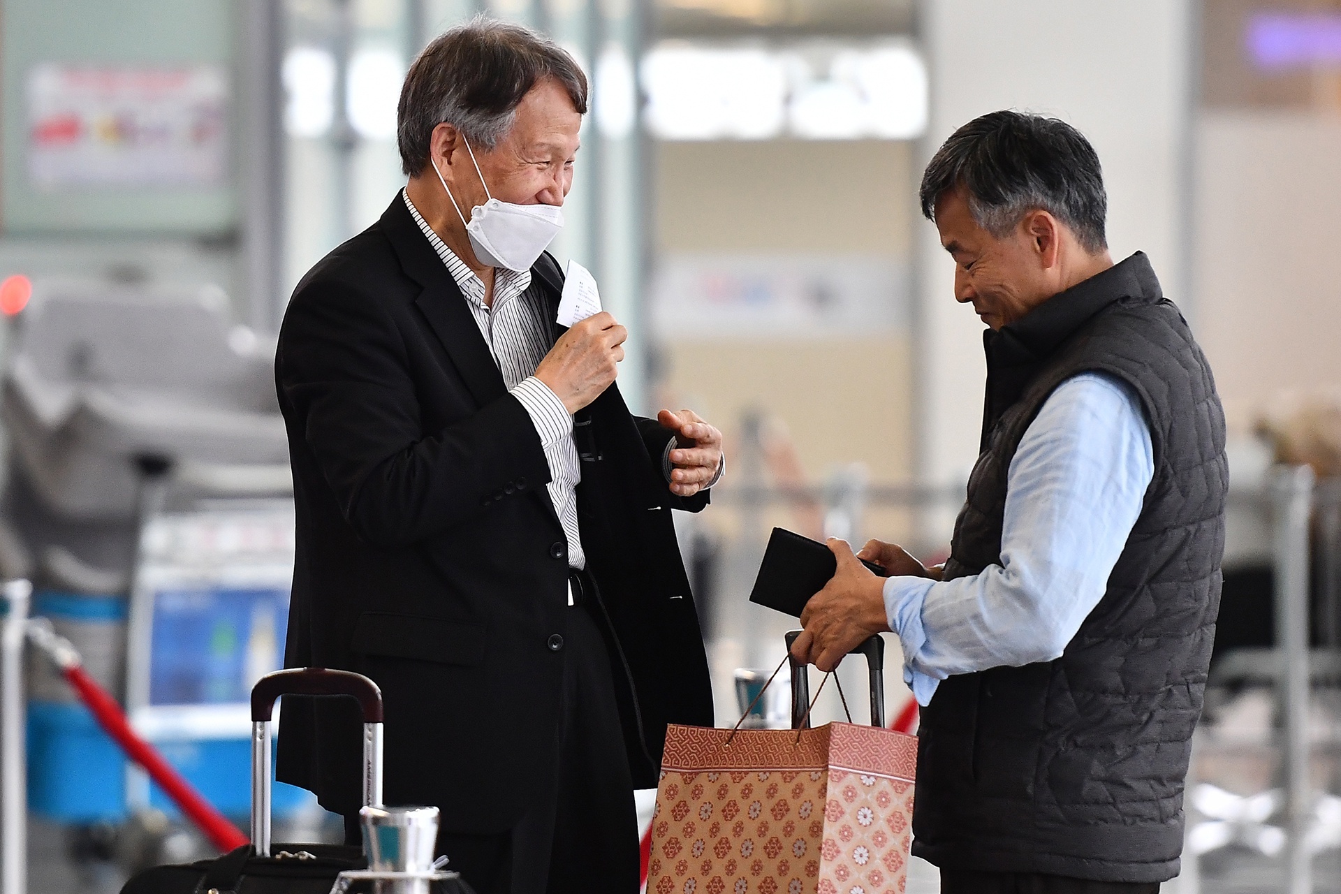 Khuyen khich lao dong Viet Nam trong vung dich khong roi khoi Han Quoc hinh anh