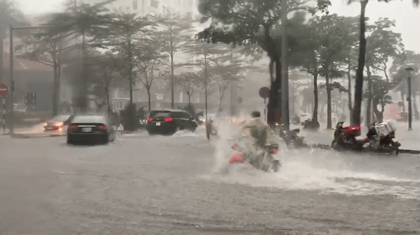 Nhieu tuyen pho o Ha Noi ngap do mua lon hinh anh