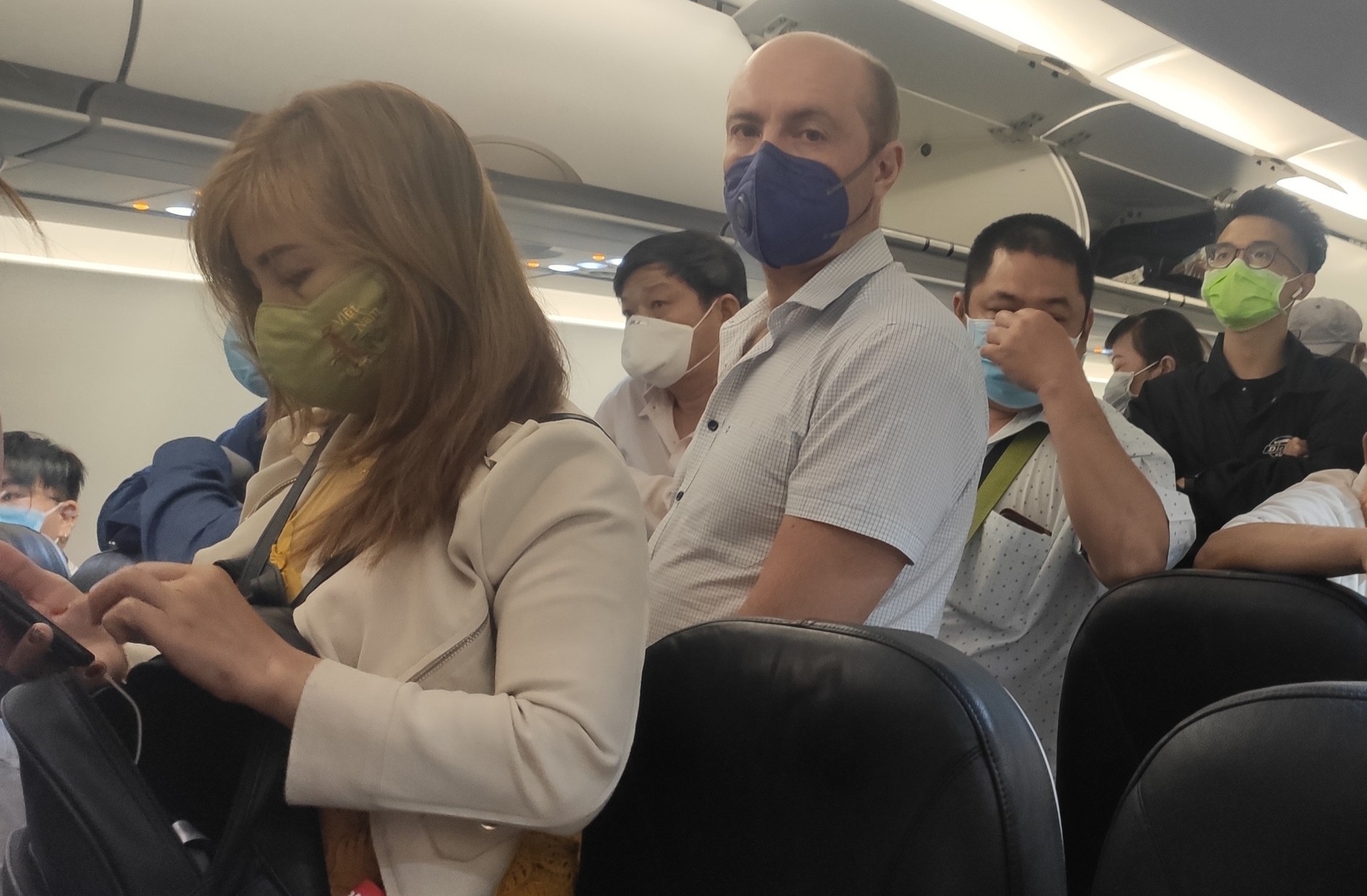 Gan 1.000 nguoi ve tu vung dich lay mau xet nghiem tai san bay Noi Bai hinh anh