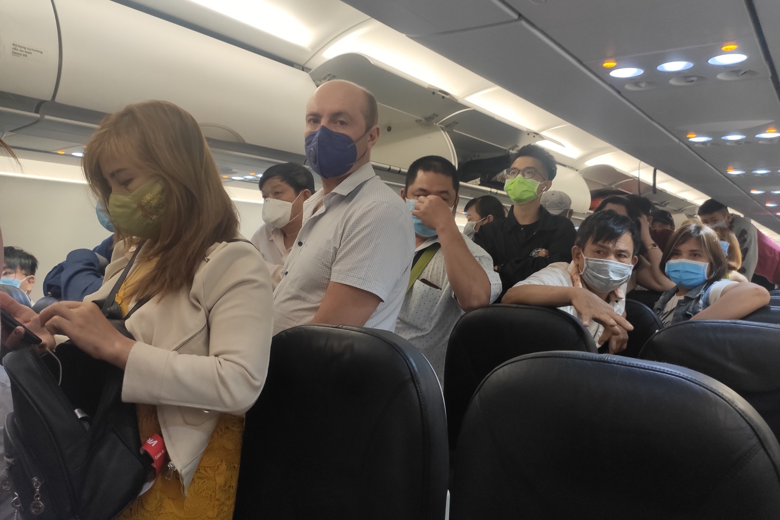 lay mau xet nghiem tai san bay Noi Bai anh 1