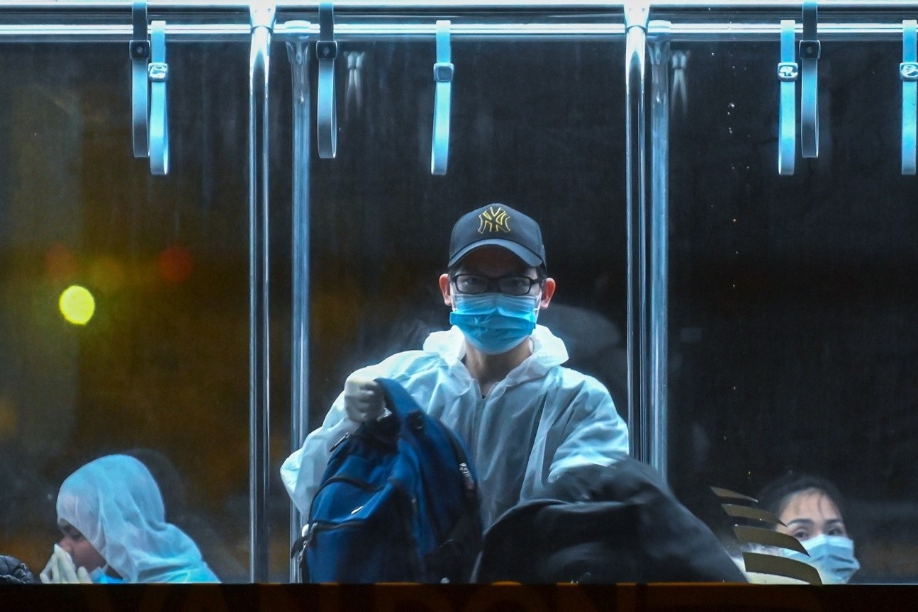 Ve nuoc hay o lai - Nhat ky tu khu cach ly cua du hoc sinh Anh hinh anh