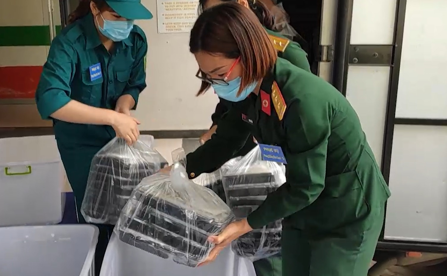 Quy trinh phat do an ben trong khu cach ly hinh anh