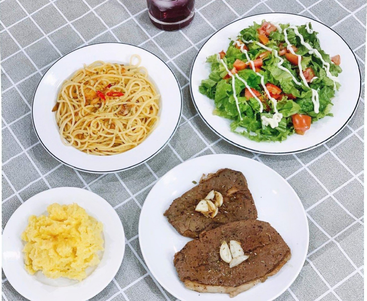 bua com trong mua dich anh 2