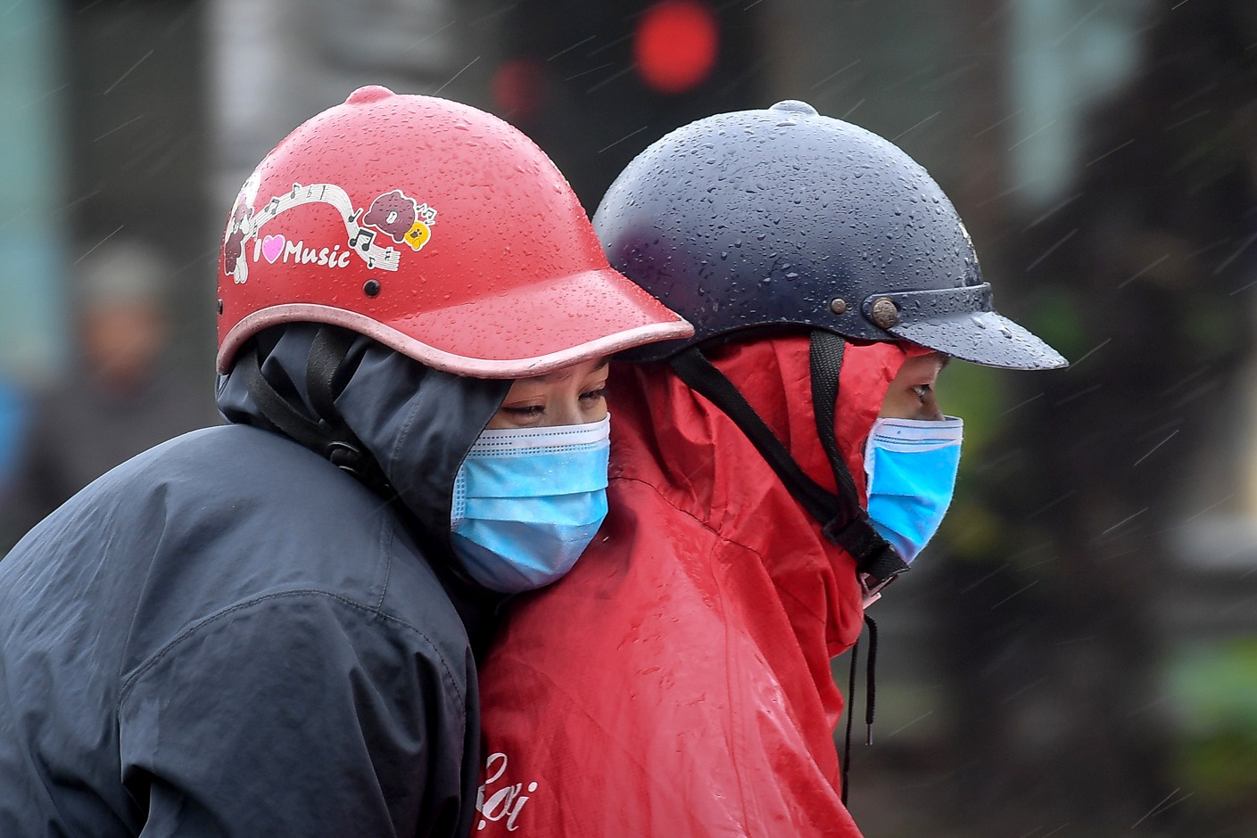 Vi sao cuoi thang 4 mien Bac van mua ret? hinh anh