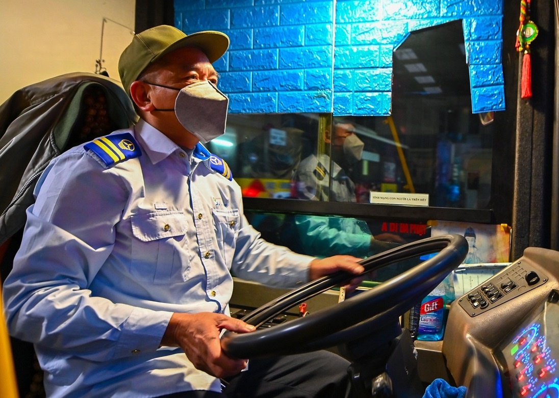 Xe buyt Ha Noi van hanh 100% cong suat tu 4/5 hinh anh