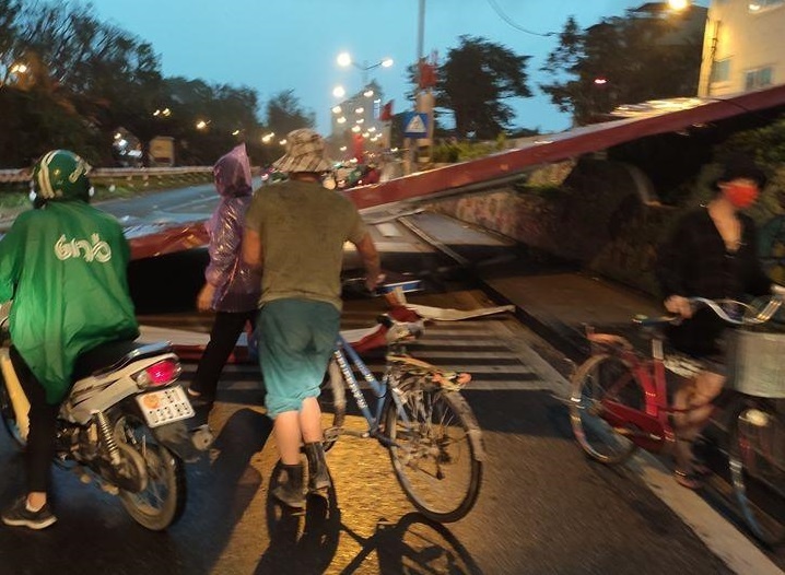 Mai ton bay xuong duong trong con dong o Ha Noi hinh anh