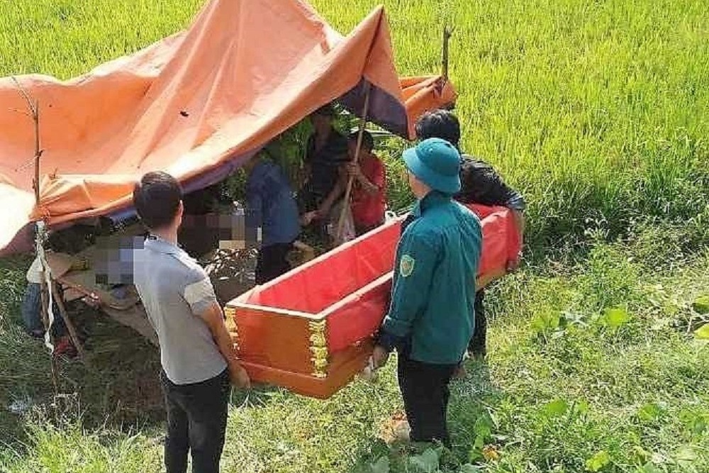 Nguoi dan ong bi may gat lua de tu vong hinh anh