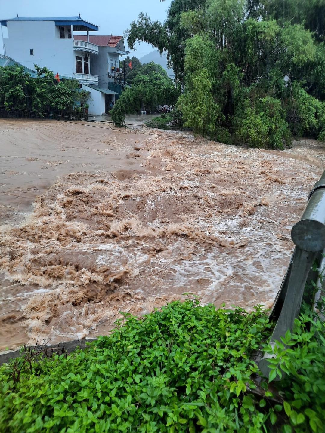 Be trai 10 tuoi o Hoa Binh duoi nuoc thuong tam anh 2